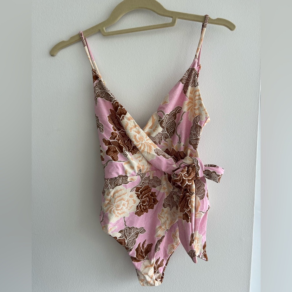 NWOT XS Amuse Society Floral Pink One Piece Swimsuit with bow and open back